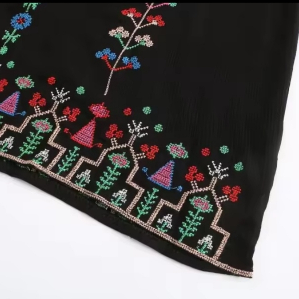 Elegant Black Floral Embroidered Long Sleeve Dress - Picture 10 of 16
